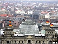 Reichstag, Berlin (2005): Home of Germany's lower house of   
parliament 