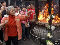 Taoism followers burn sticks to mark Year of the Pig, Feb 2007