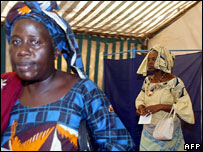 Senegalese women vote, February 2007